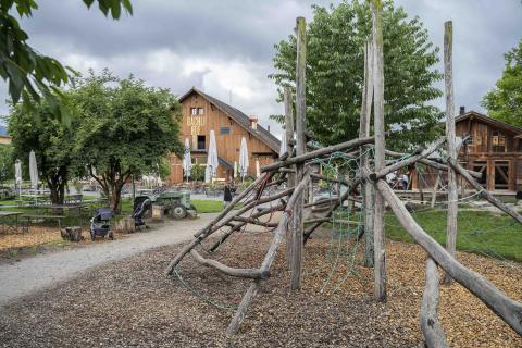 Bächlihof-Umgebung-Sommer-Spielplatz-14.jpg